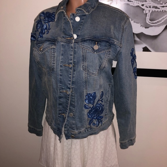 BLANK NYC| Jean jacket with floral embroidery| S - Picture 4 of 8